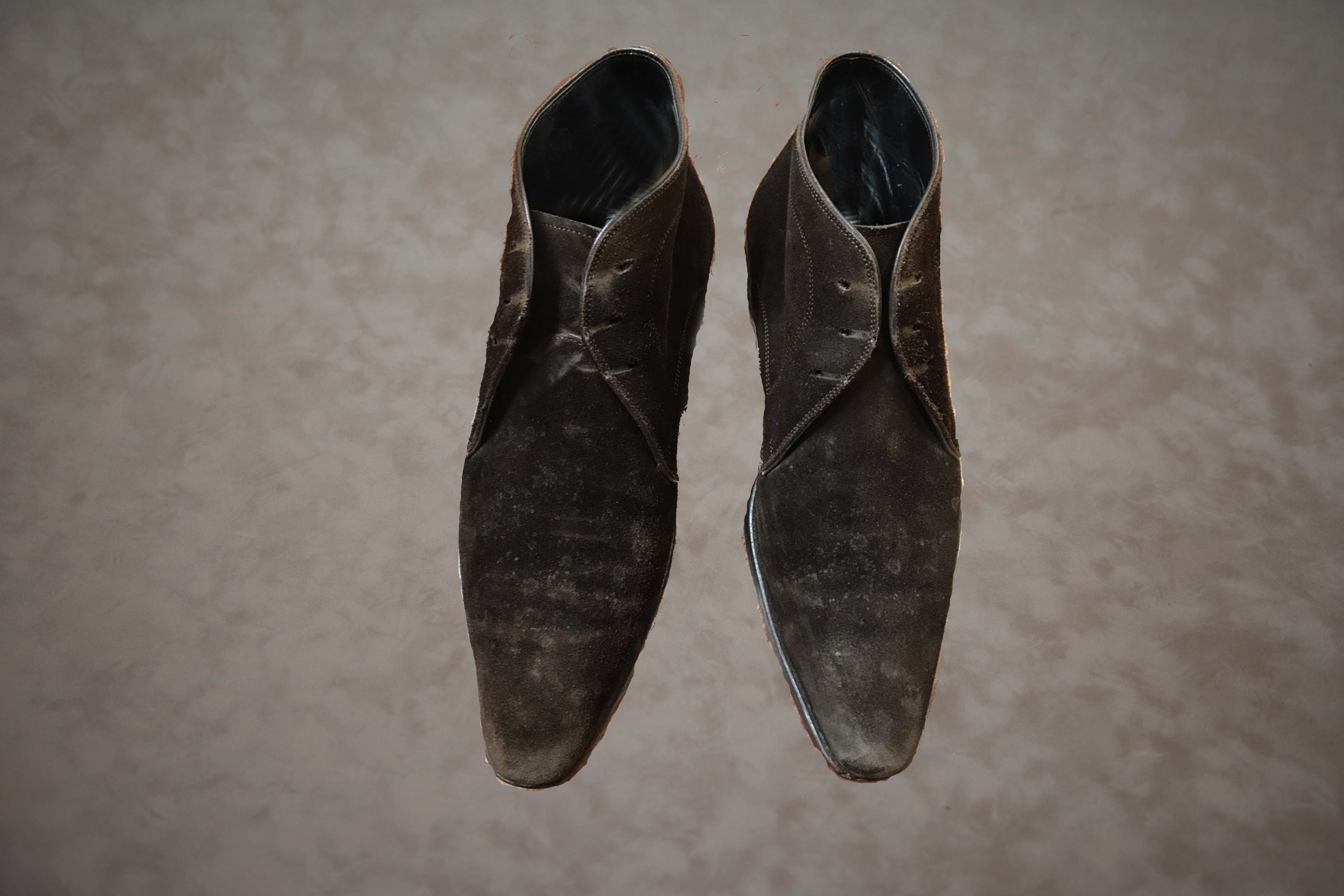Suede schoenen reinigen met stoom voor behandeling